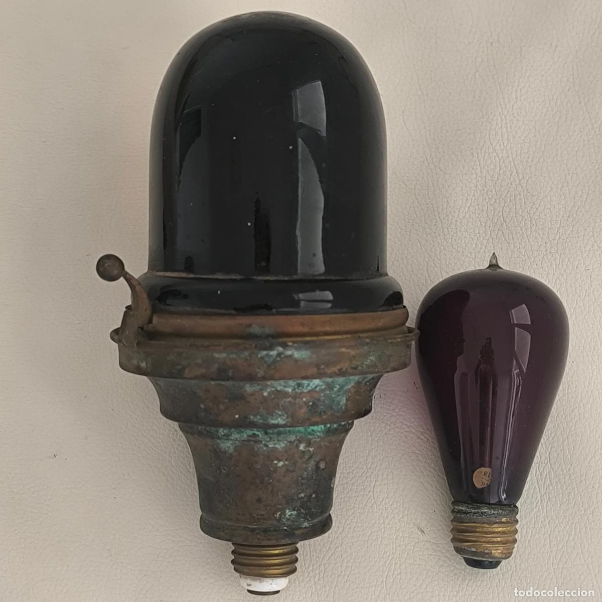 Antig&uuml;edades: Farol o l&aacute;mpara antigua con tulipa de cristal opalino oscura y bombilla de &eacute;poca PACKARD