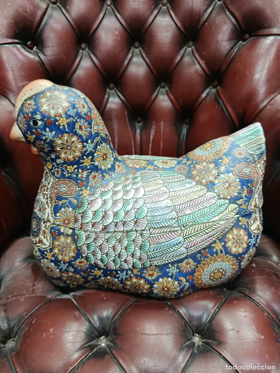Antig&uuml;edades: Preciosa sopera antigua de cer&aacute;mica china. Gallina