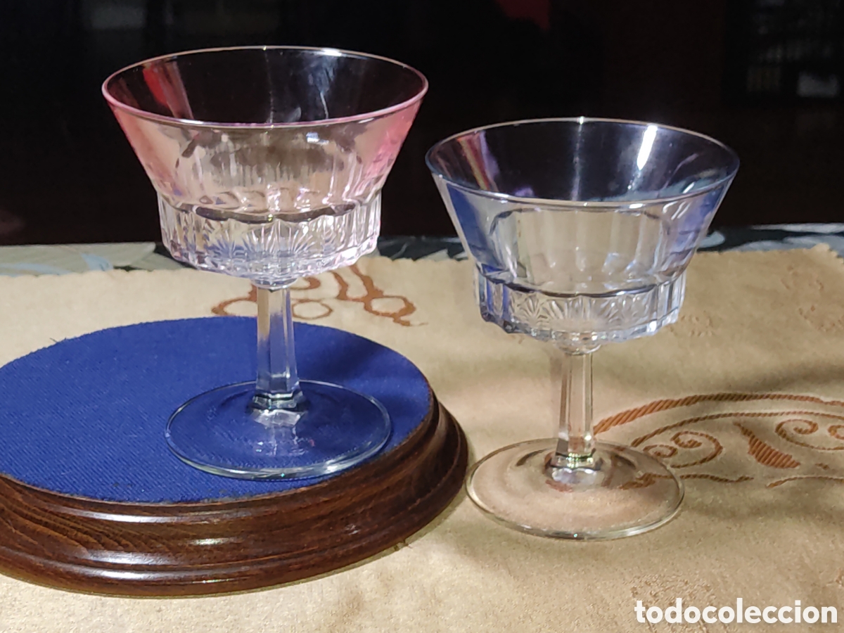 Antig&uuml;edades: Juego de copas tu y yo de vermut o cava color rosa y azul de cristal tallado.Vintage.