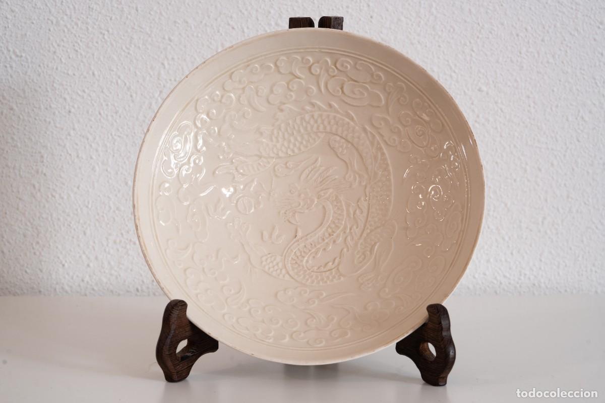 Antig&uuml;edades: Cuenco moldeado con drag&oacute;n, porcelana blanca del horno Ding (Song del Norte, siglo XI aprox.)