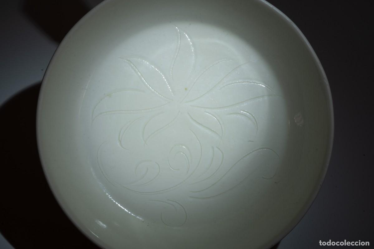 Antig&uuml;edades: Plato con loto inciso, porcelana blanca del horno Ding (Song del Norte, siglo XI aprox.)