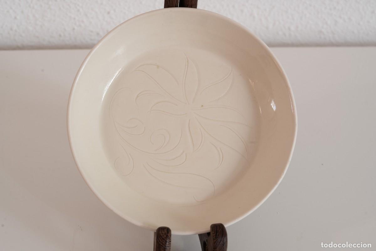 Antiques: Plato con loto inciso, porcelana blanca del horno Ding (Song del Norte, siglo XI aprox.)