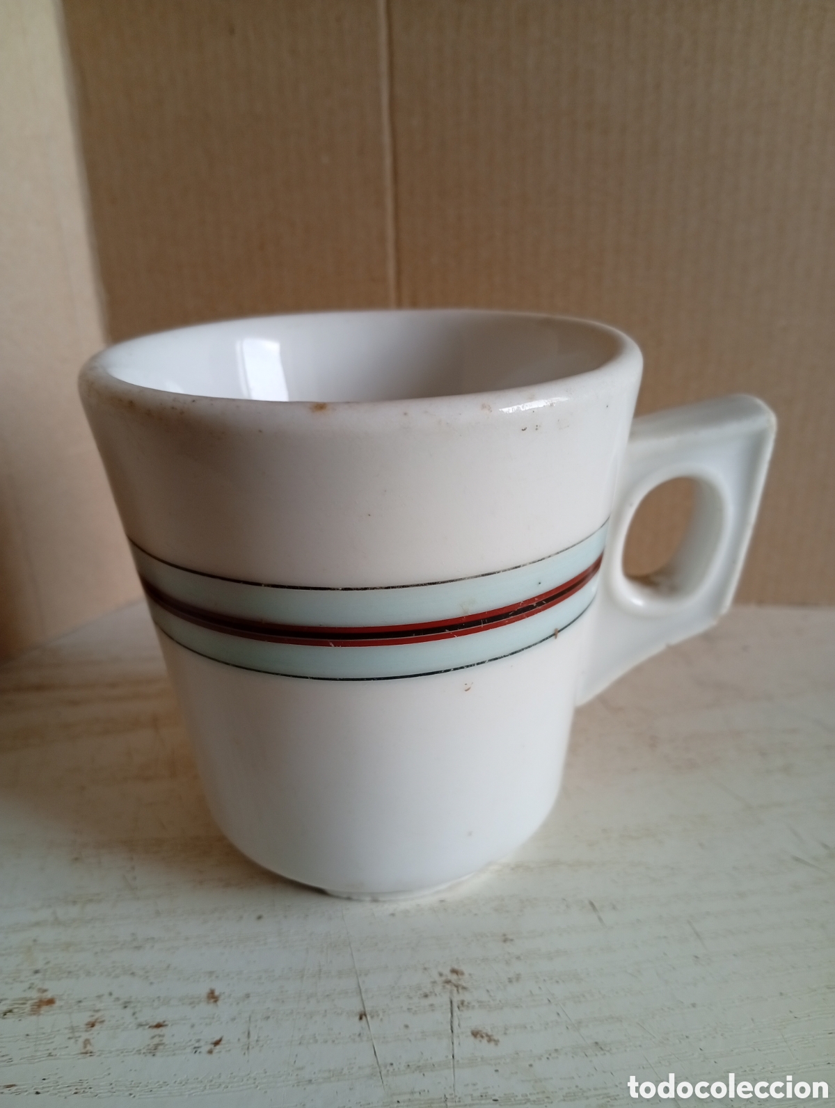Antig&uuml;edades: Taza de cer&aacute;mica antigua o pocillo