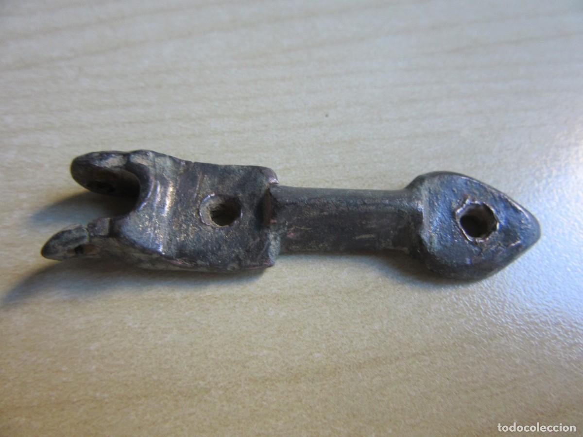 Antig&uuml;edades: Parte de bisagra ornamental medieval finalizada para libro o caja Medidas 5,2 cm