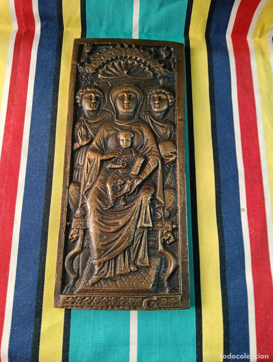 Antig&uuml;edades: Antigua Placa en Altorrelieve de Bronce - Virgen Entronizada con el Ni&ntilde;o y &Aacute;ngeles (Estilo Bizantino