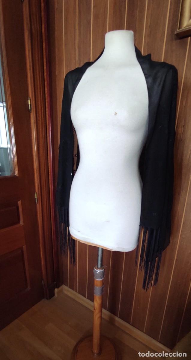 Antig&uuml;edades: ELEGANTE ESTOLA / CHALINA NEGRA BORDADA CON FLECOS. 150x22 cm