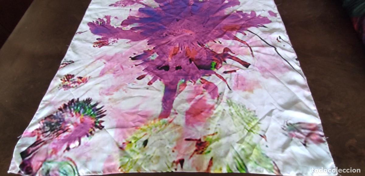 Antig&uuml;edades: PA&Ntilde;UELO CUADRADO DE CUELLO SATINADO - ESTAMPADO FLORAL ARTISTICO / ACUARELA - 67 x 67 cm