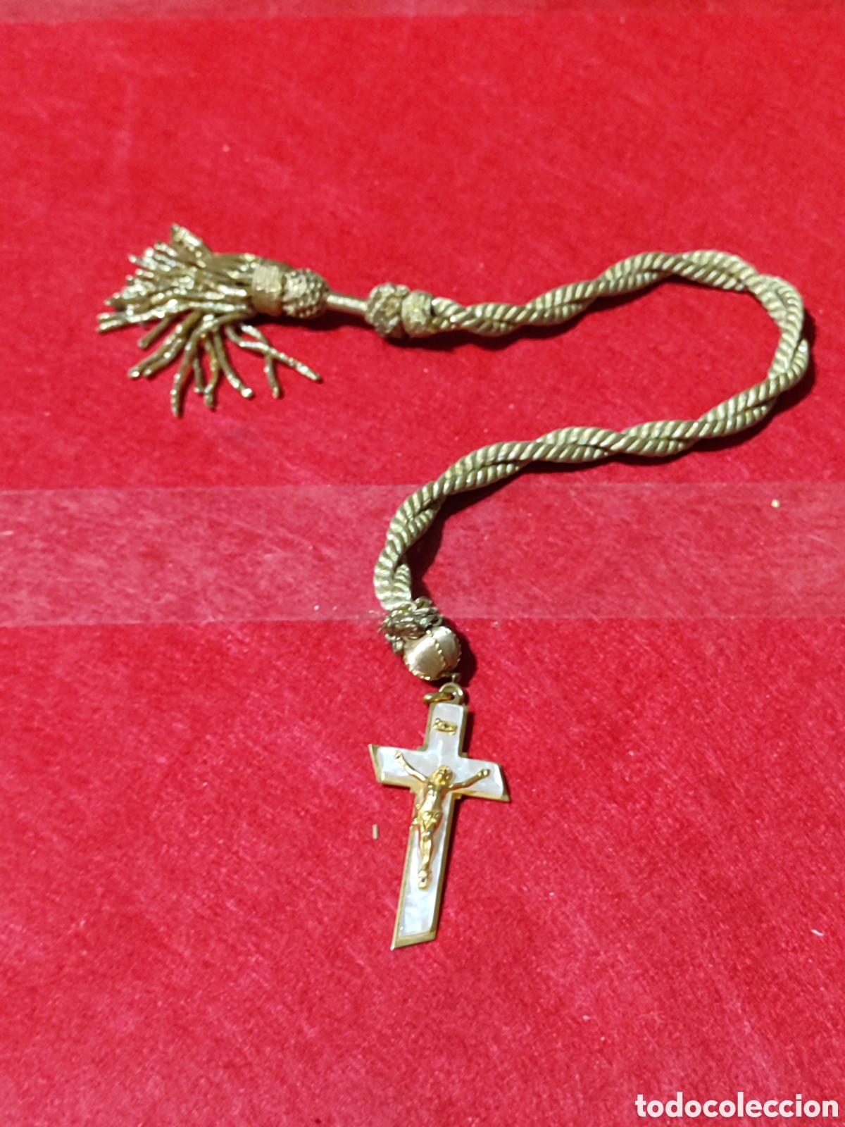 Antig&uuml;edades: Antiguo cord&oacute;n dorado con crucifijo para traje de comuni&oacute;n