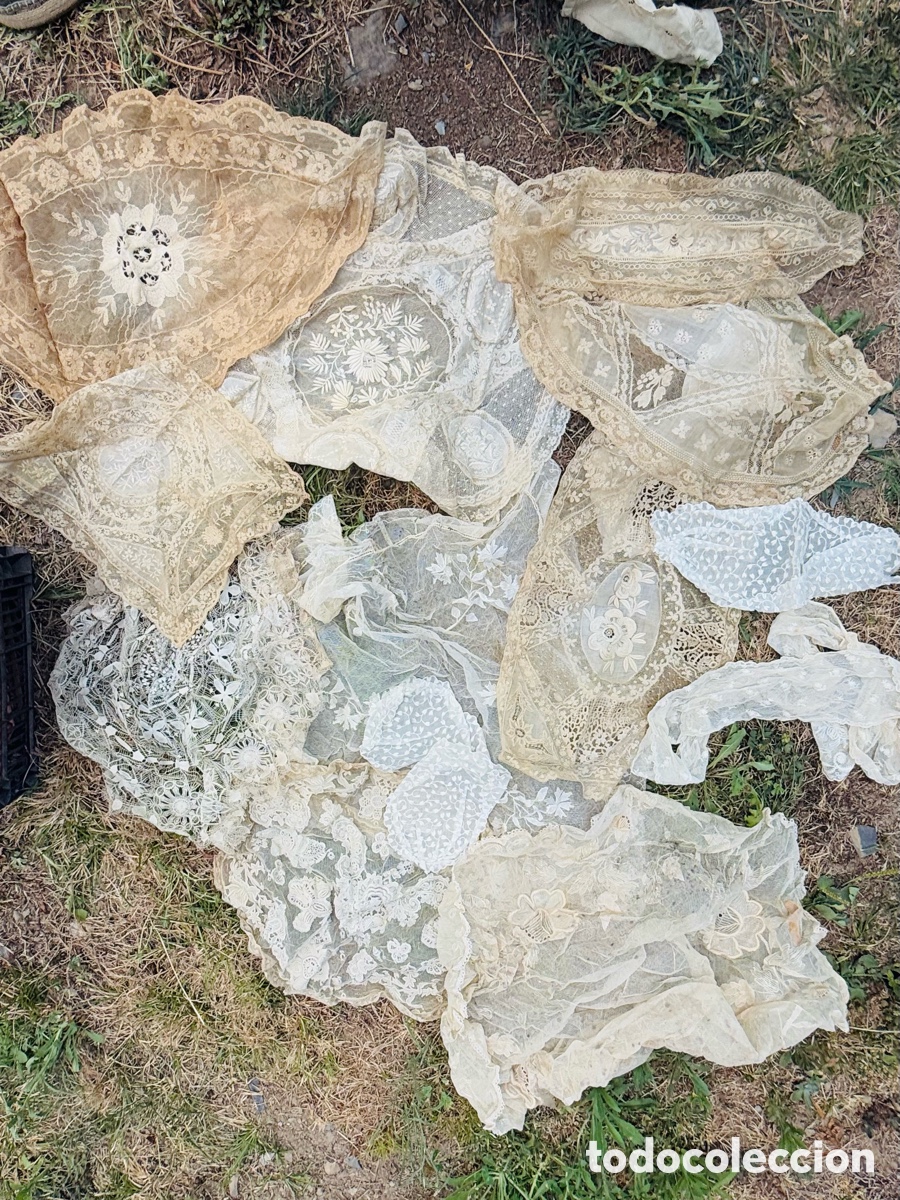 Antig&uuml;edades: Lote de varios pa&ntilde;os bordados a mano y encaje bruselas