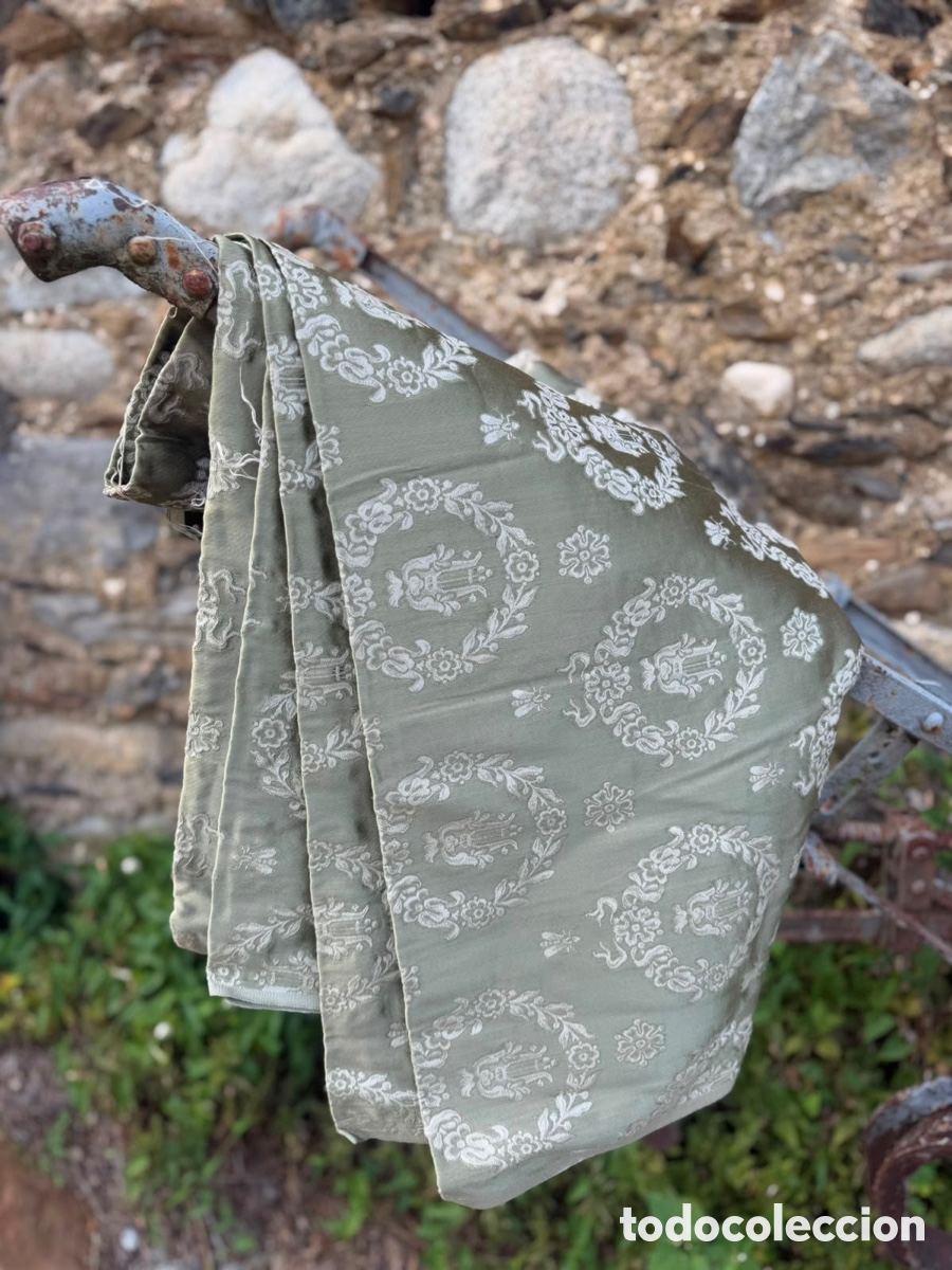 Antig&uuml;edades: Tela brocada verde apagado. 120x500 cm aprox