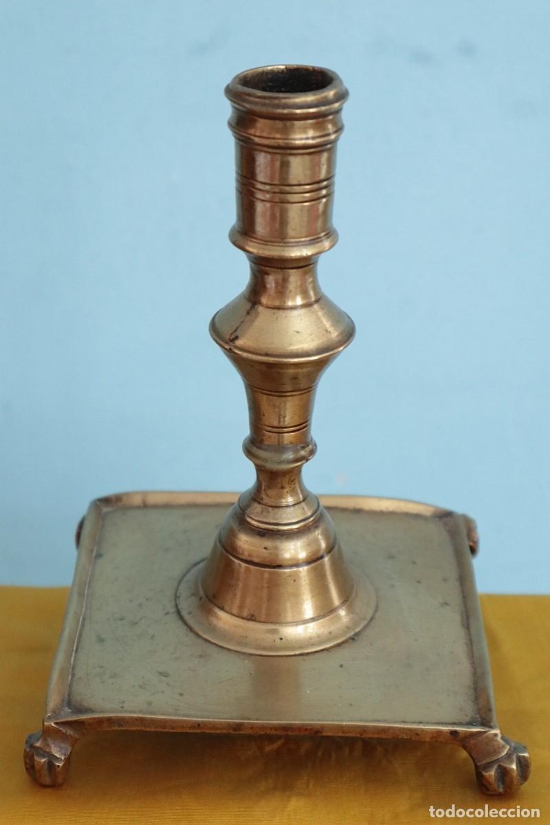 Antig&uuml;edades: Candelero de bronce. Norte de Espa&ntilde;a, siglos XVII-XVIII. Mide 17,5 cm de altura.