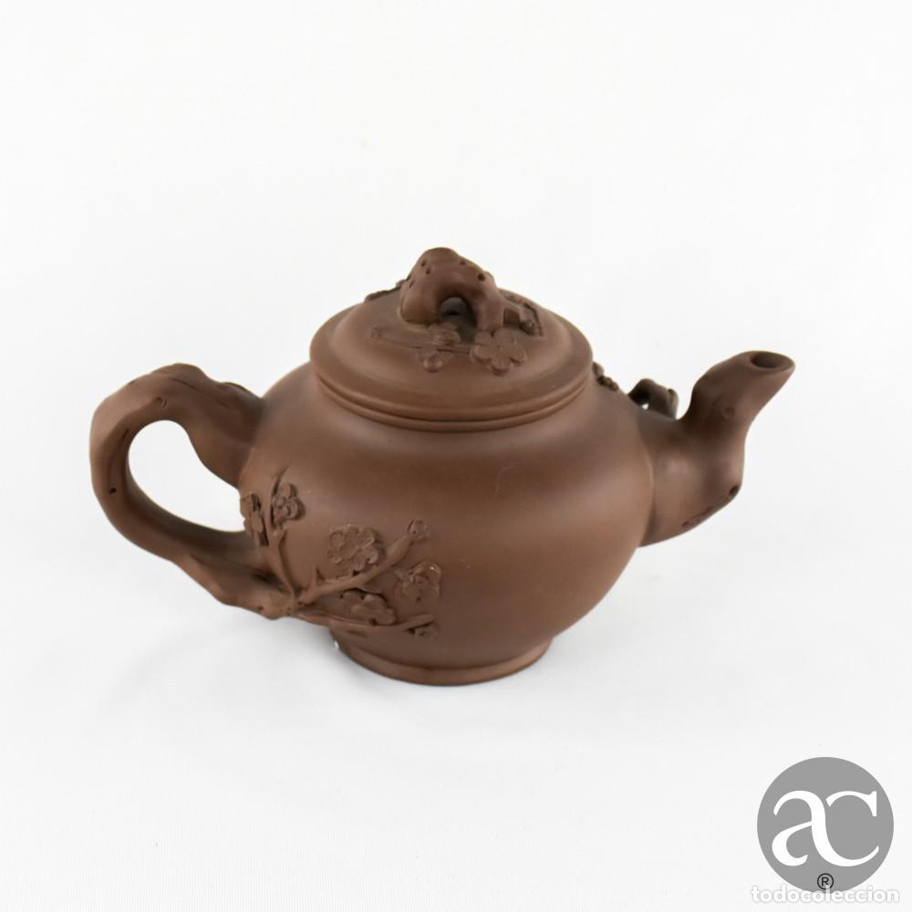 Antig&uuml;edades: Bule argila Yixing (zisha) &ndash; China, com decora&ccedil;&atilde;o floral em relevo