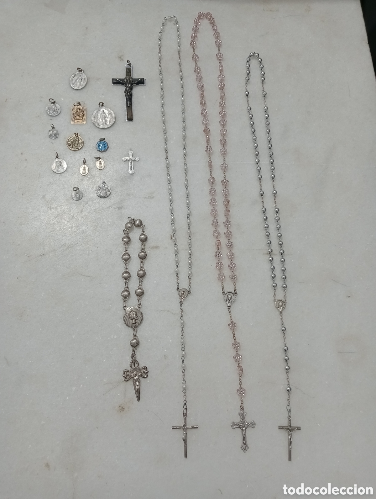 Antig&uuml;edades: Lote de Rosarios Y Medallas (Vintage)