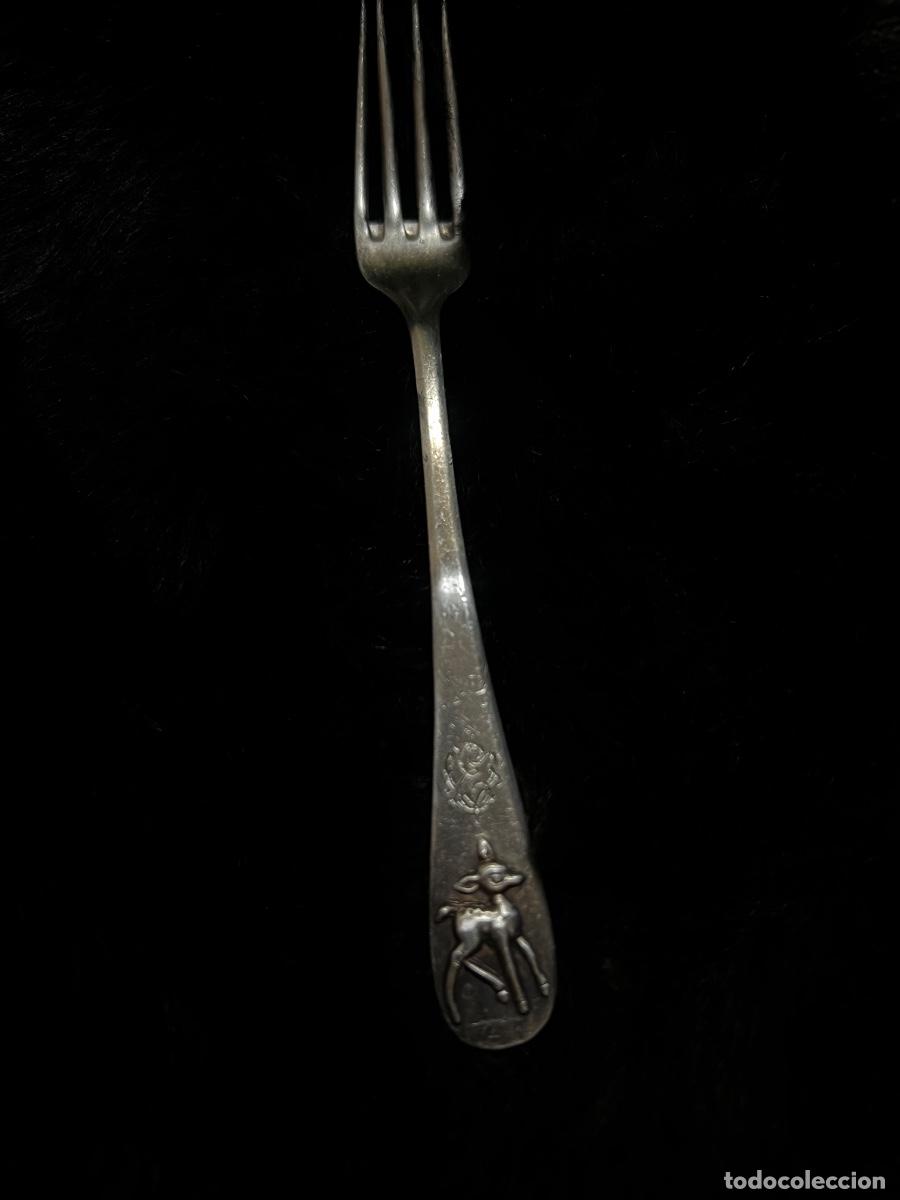 Antig&uuml;edades: Tenedor Infantil Vintage / Antiguo de Bautizo con Relieve de Ciervo (Bambi)
