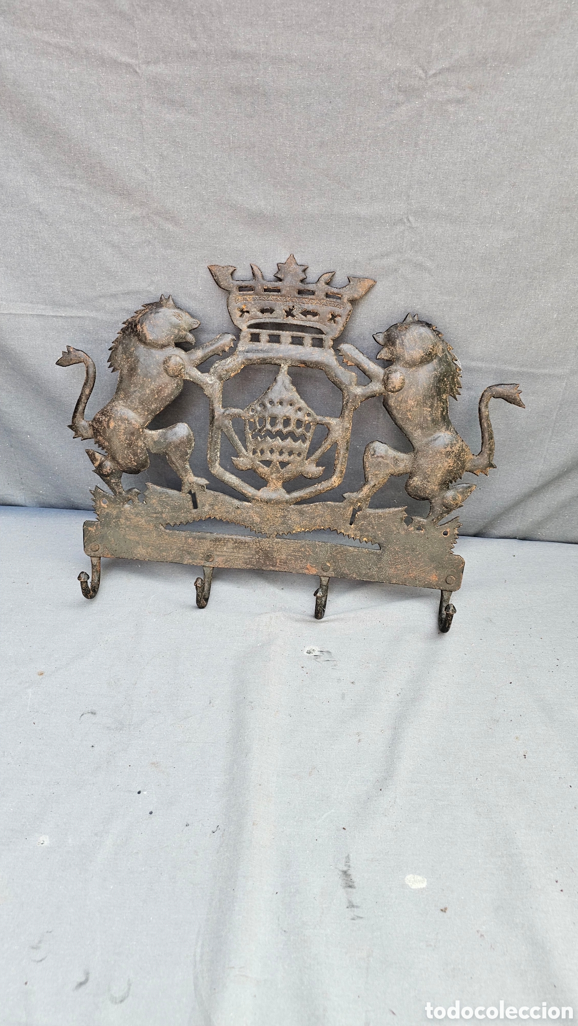 Antig&uuml;edades: Perchero de pared de hierro estilo heraldico