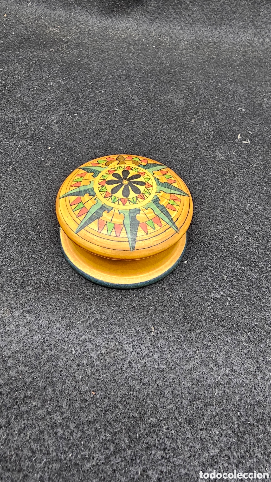 Antig&uuml;edades: Cajita de madera pintada