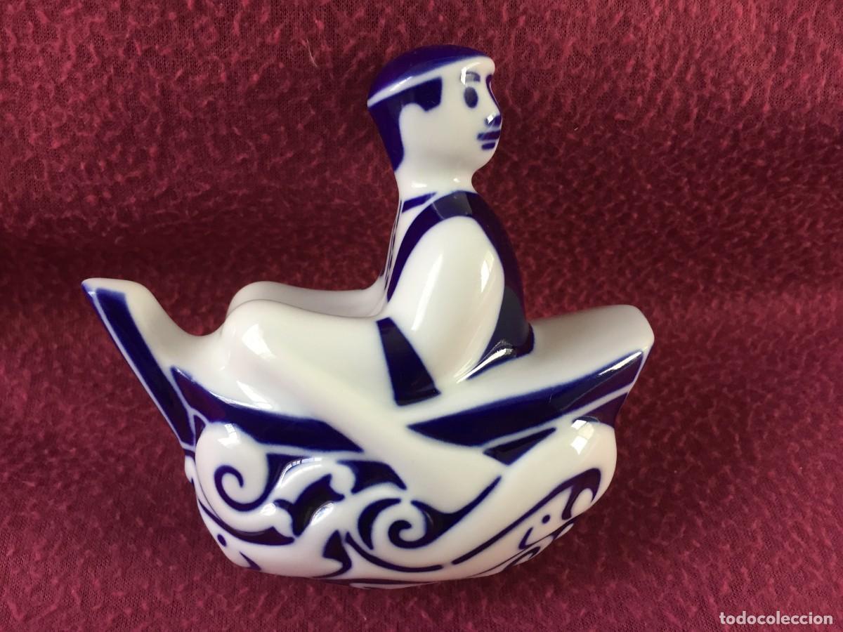 Antig&uuml;edades: Figura Barco Ondas del Mar de Porcelana Sargadelos