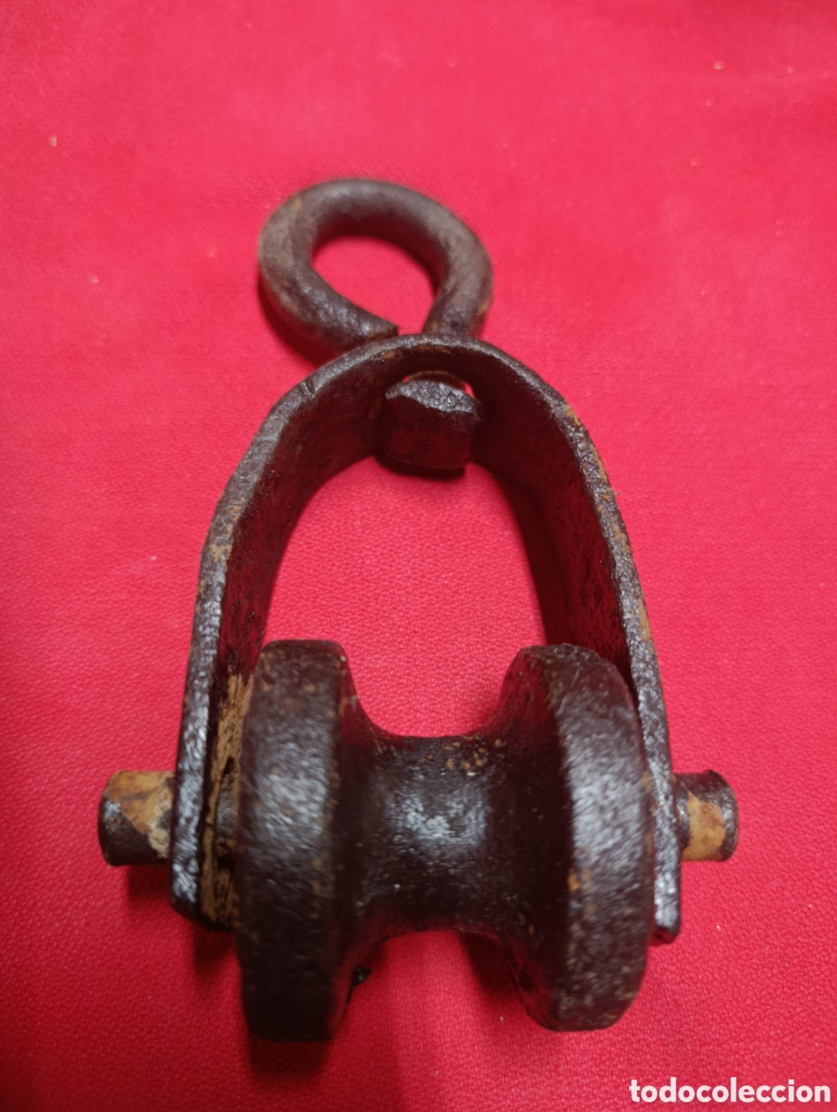 Antig&uuml;edades: Polea o garrucha antigua de pozo.