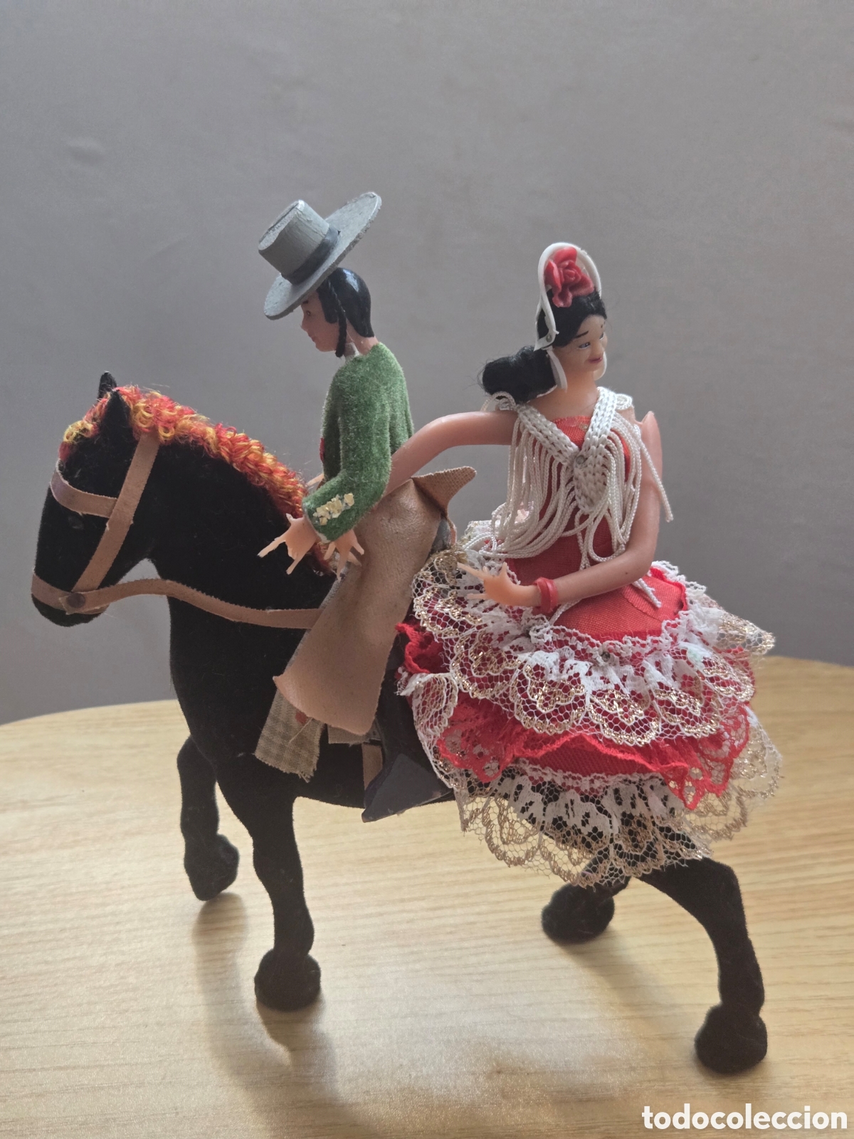 Antig&uuml;edades: Mu&ntilde;ecos flamecos sobre caballo