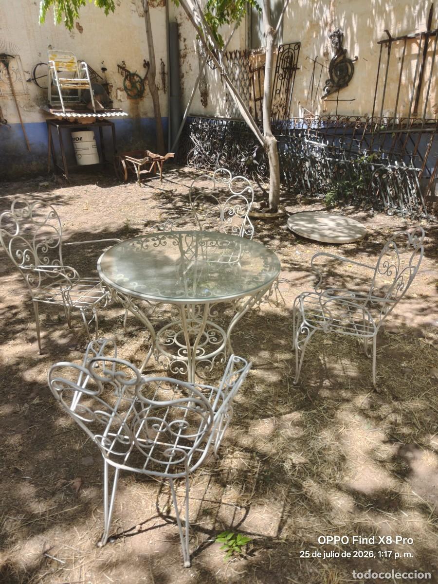 Antig&uuml;edades: CONJUNTO DE JARDIN DE MESA Y 4 SILLAS DE FORJA Y HIERRO ALTURA MESA 72 CMS.