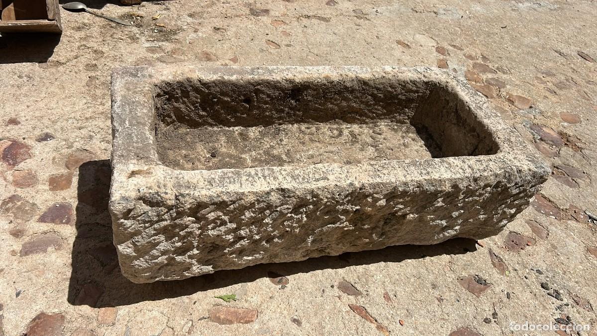 Antig&uuml;edades: PILA DE PIEDRA 27 CMS. ALTURA X 40 ANCHO Y 84 LONGITUD 7 CMS. GROSOR PAREDES Y 14 PRODUNDIDAD