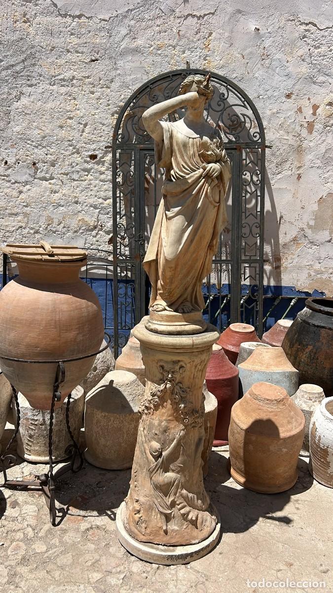 Antig&uuml;edades: ESCULTURA DE TERRACOTA EXTRAORDINARIA CON PEANA DE PIEDRA CON ALEGORIA A LA ESTACION DE LA SIEGA