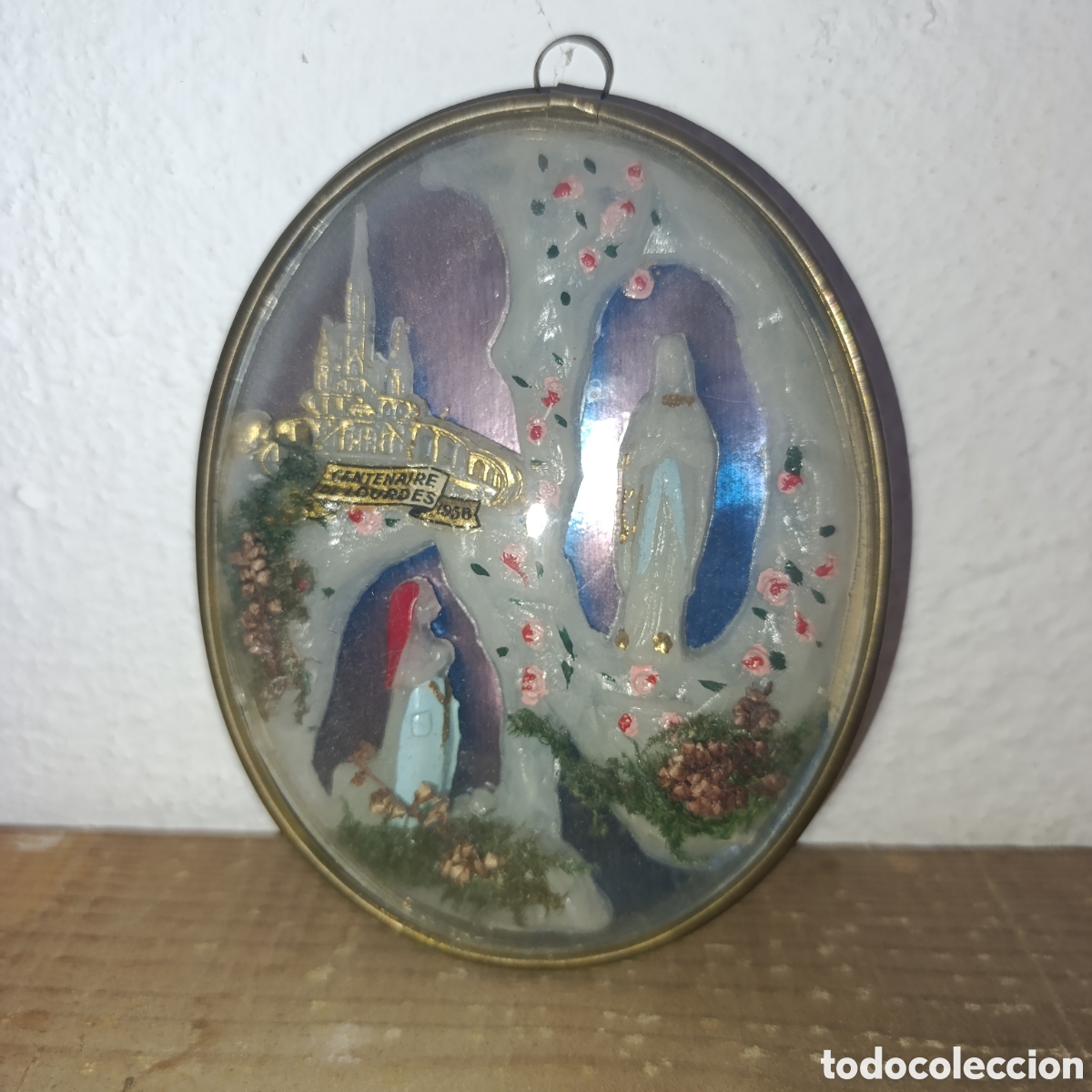 Antig&uuml;edades: Relicario antiguo del centenario de Lourdes de 1958.En cristal bomb&eacute; (convexo)y metal