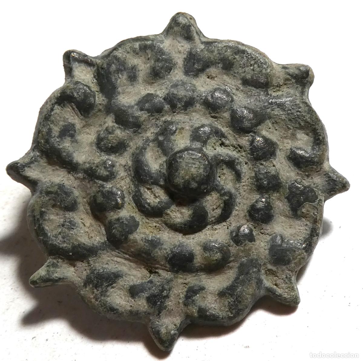 Antig&uuml;edades: Antiguo clavo decorativo mide 3,3 cm