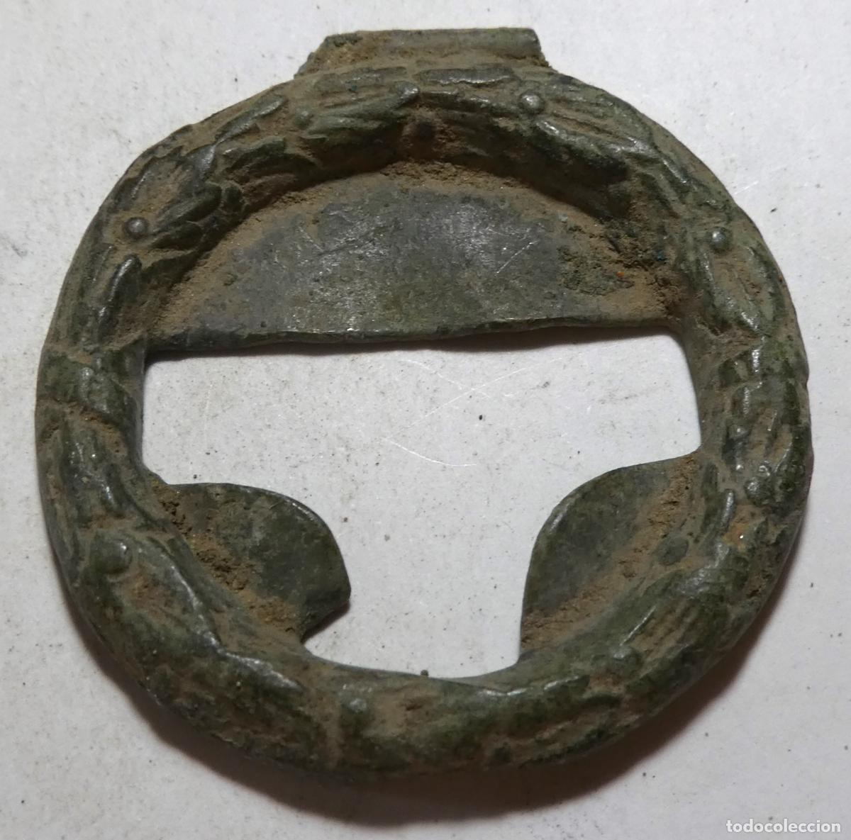 Antig&uuml;edades: Antigua terminal de una hebilla con corona de laurel de bronce mide 4,5 cm