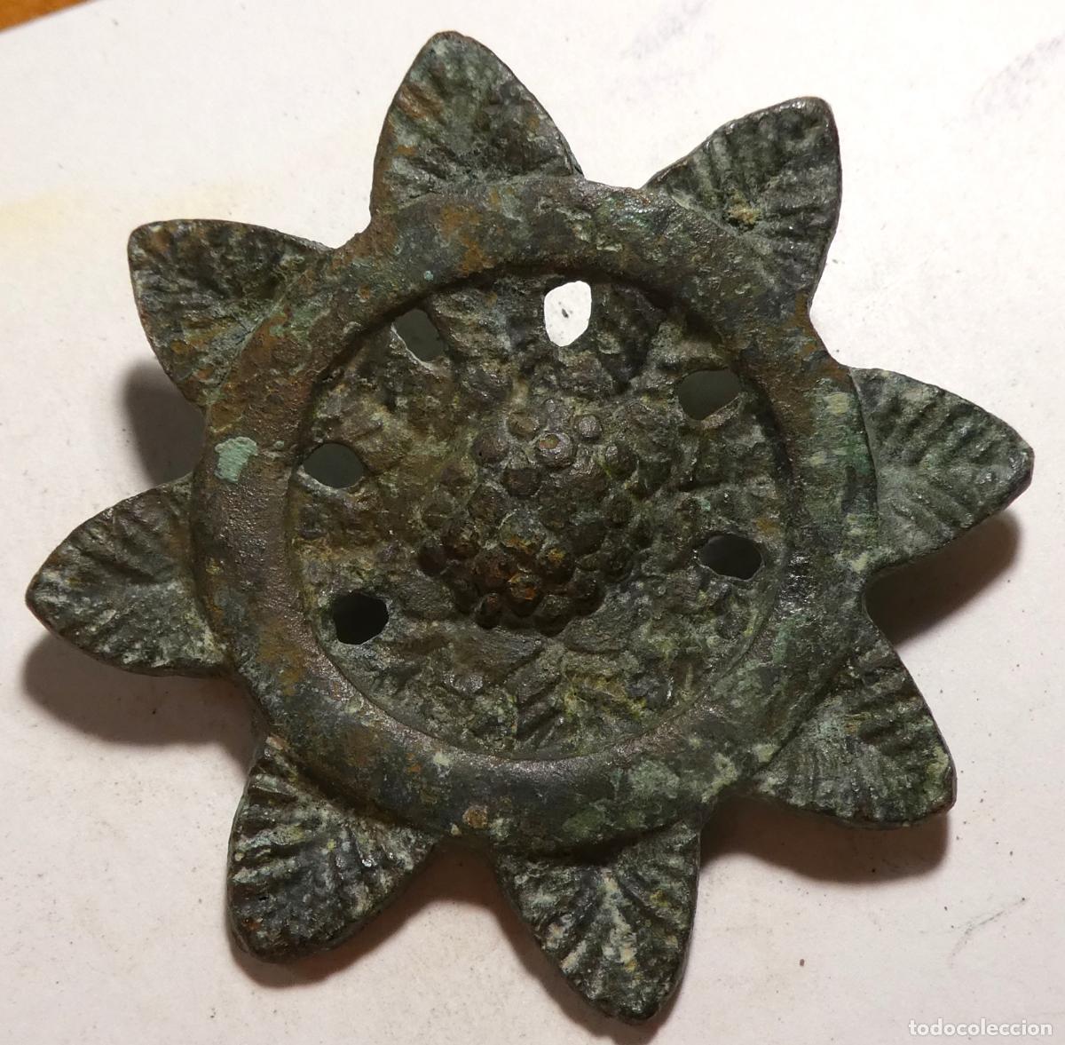 Antig&uuml;edades: Antiguo aplique para arn&eacute;s de caballo de bronce mide 6 cm
