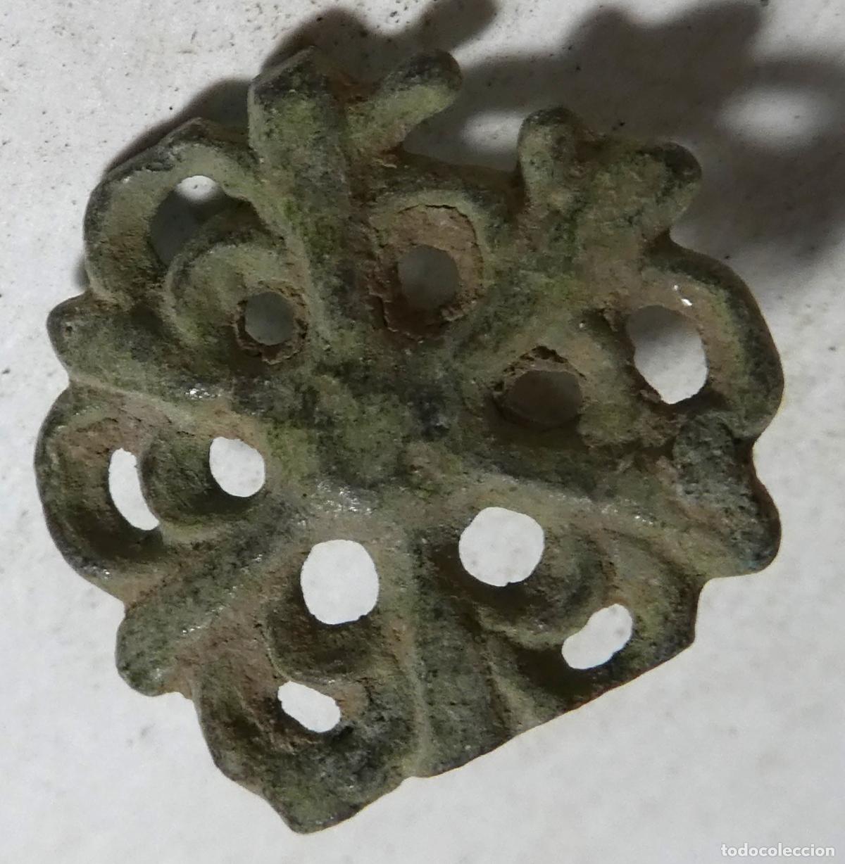 Antig&uuml;edades: Antiguo clavo decorativo, mide 2 cm