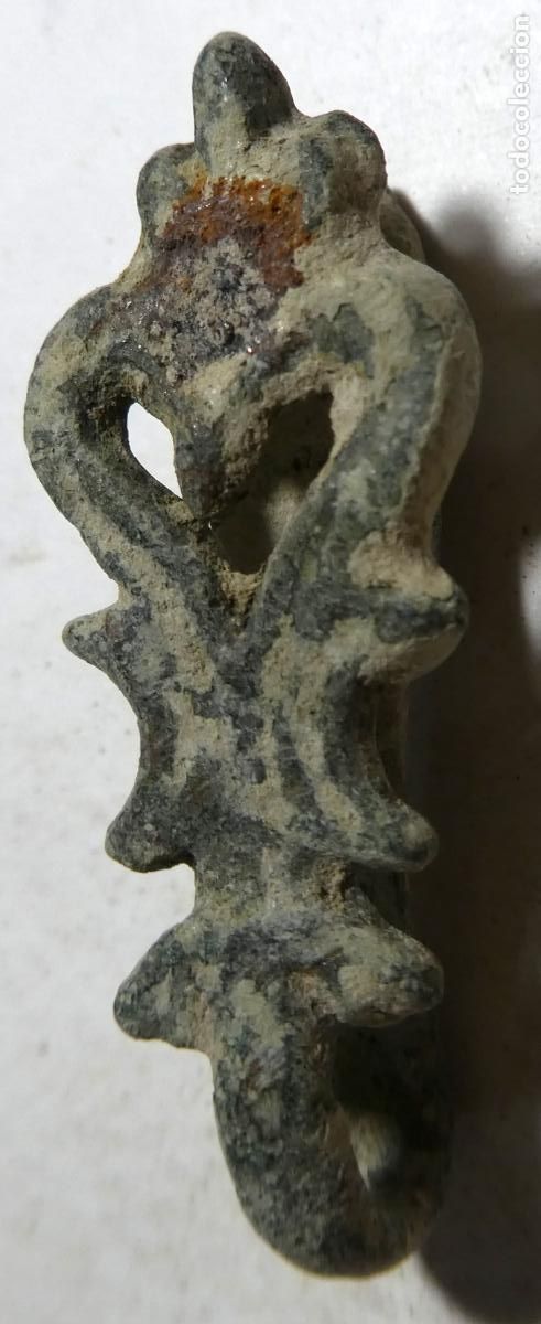 Antig&uuml;edades: Antiguo pinjante adorno de caballeria, mide 3,5 cm