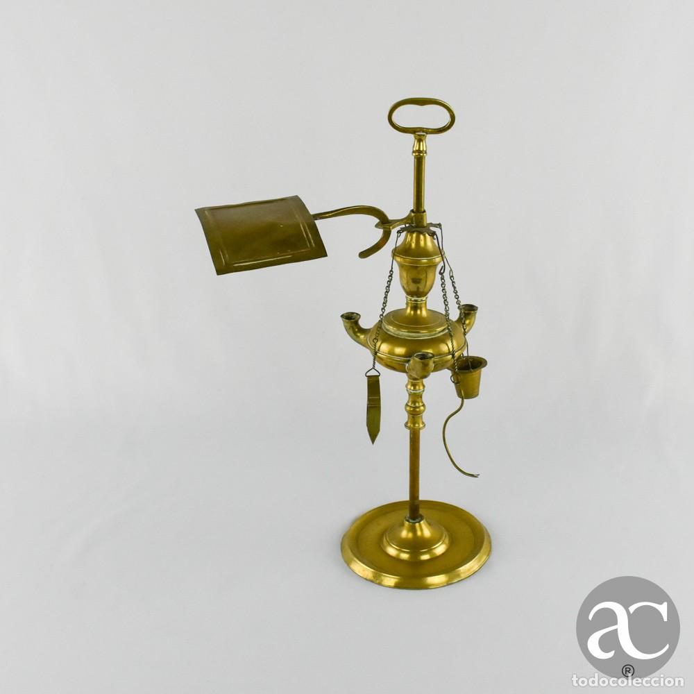 Antig&uuml;edades: Candeia / Lamparina de azeite em metal amarelo, fabrico portugu&ecirc;s, finais do s&eacute;c. XIX