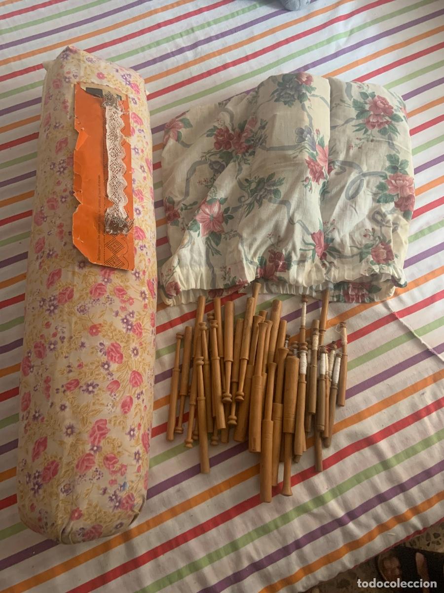 Antig&uuml;edades: Lote antiguo de encaje de bolillos &ndash; Coj&iacute;n con bolillos de madera artesanales