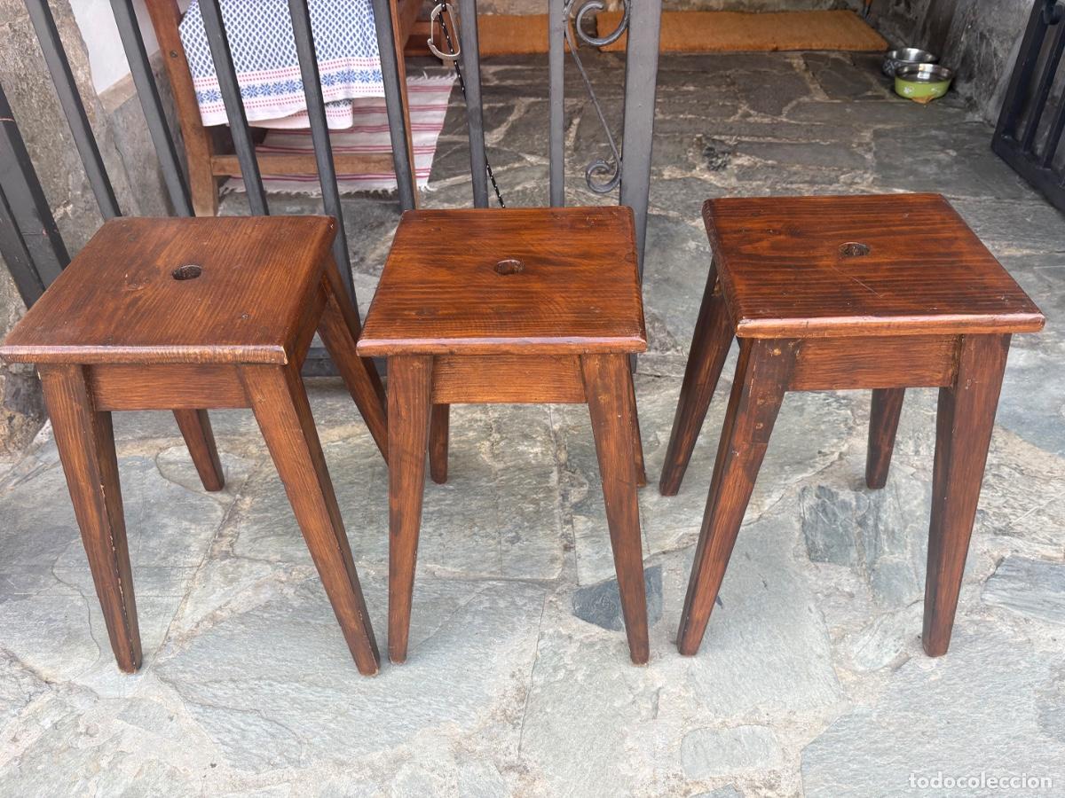 Antig&uuml;edades: 3 taburetes de casta&ntilde;o