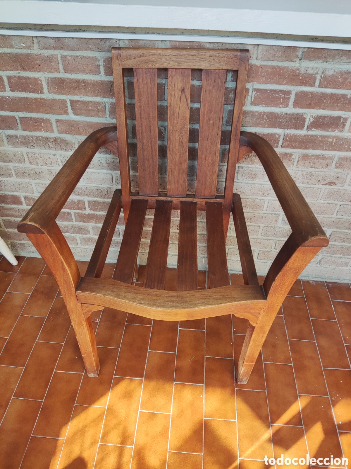 Antig&uuml;edades: Silla de teca con reposabrazos Sill&oacute;n cl&aacute;sico con reposabrazos fabricado en madera maciza de teca de