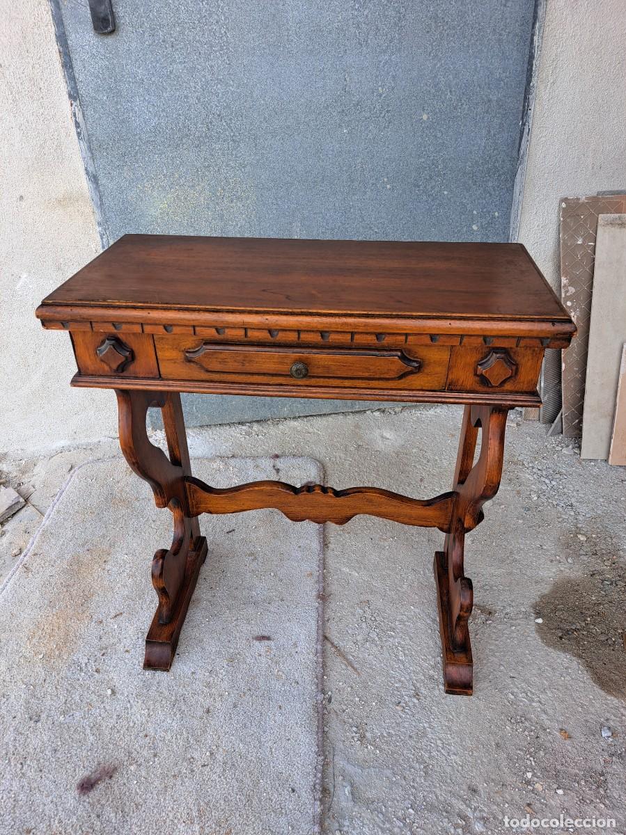 Antig&uuml;edades: Mesa consola de madera maciza de nogal con un cajon central, estilo Eduardiamo