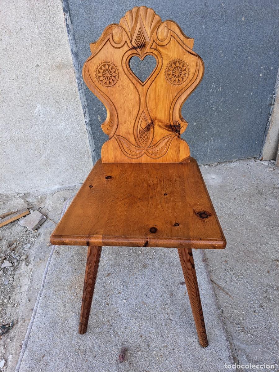 Antig&uuml;edades: Silla de los Alpes suizos, arte popular , Escabelle, madera de pino maciza, tallada, corazon.
