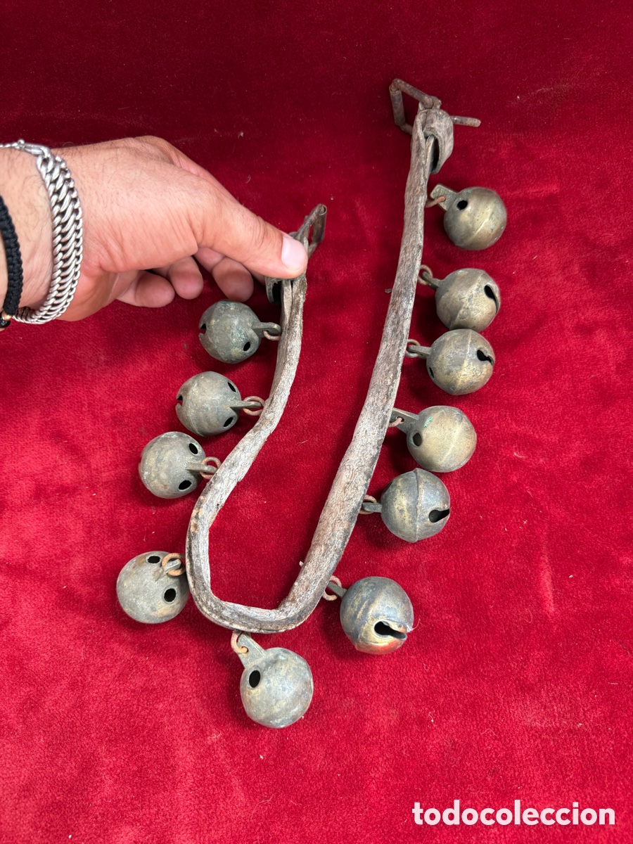 Antig&uuml;edades: Antiguo collar de cascabeles de bronce!
