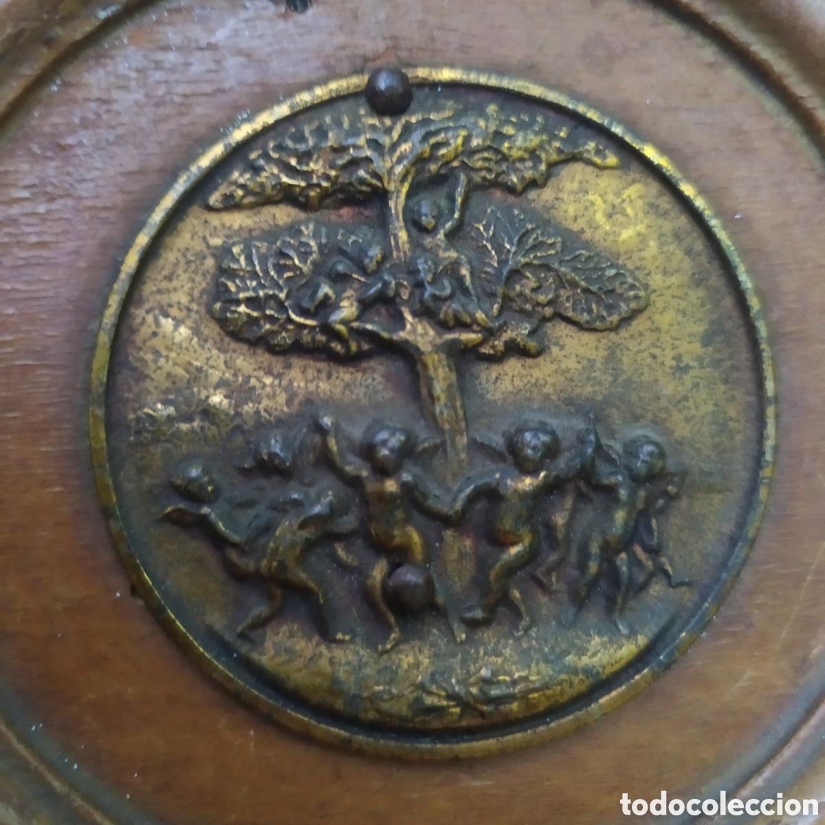 Antig&uuml;edades: Antiguo relieve de broce repujado sobre base de madera - Foto 2