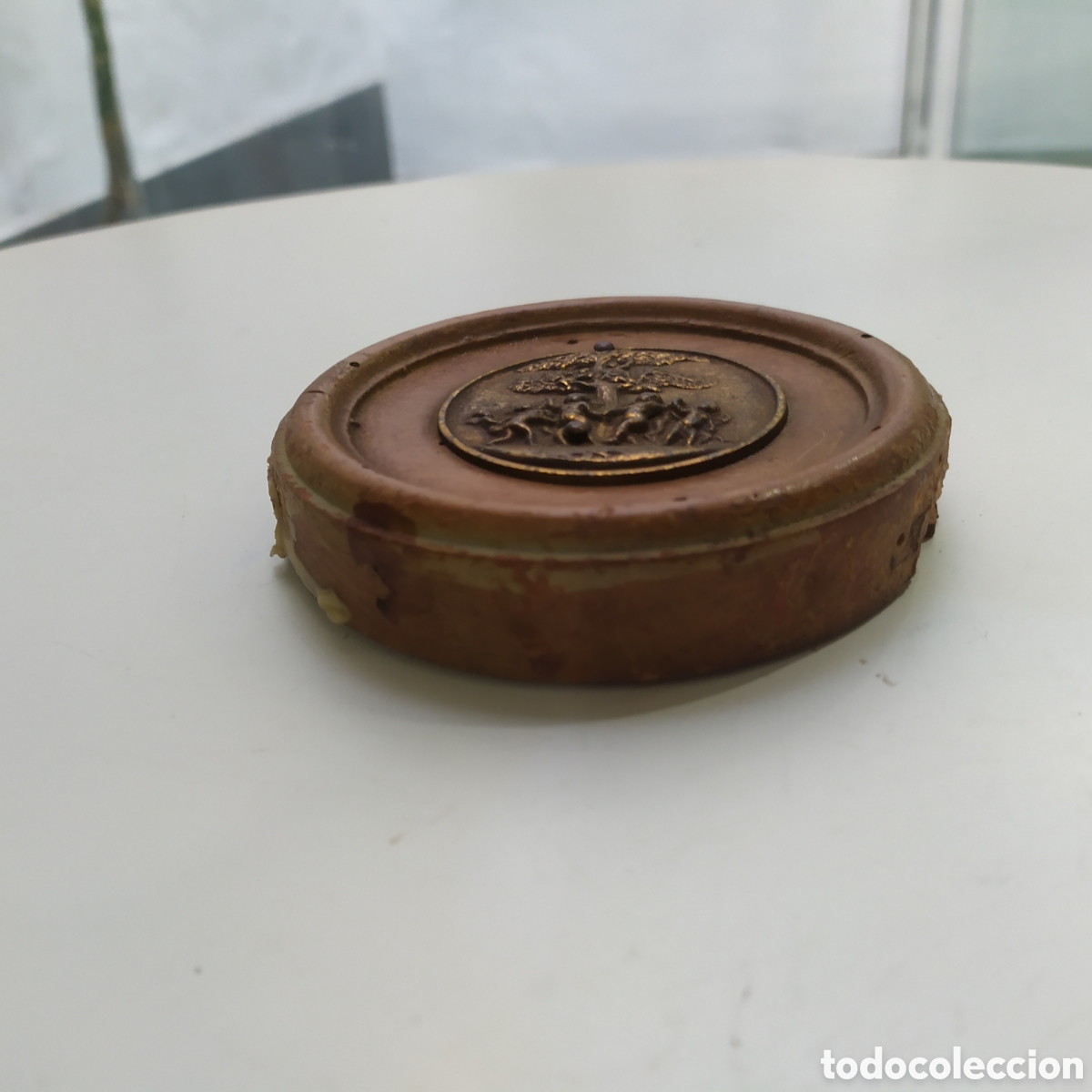 Antig&uuml;edades: Antiguo relieve de broce repujado sobre base de madera - Foto 3