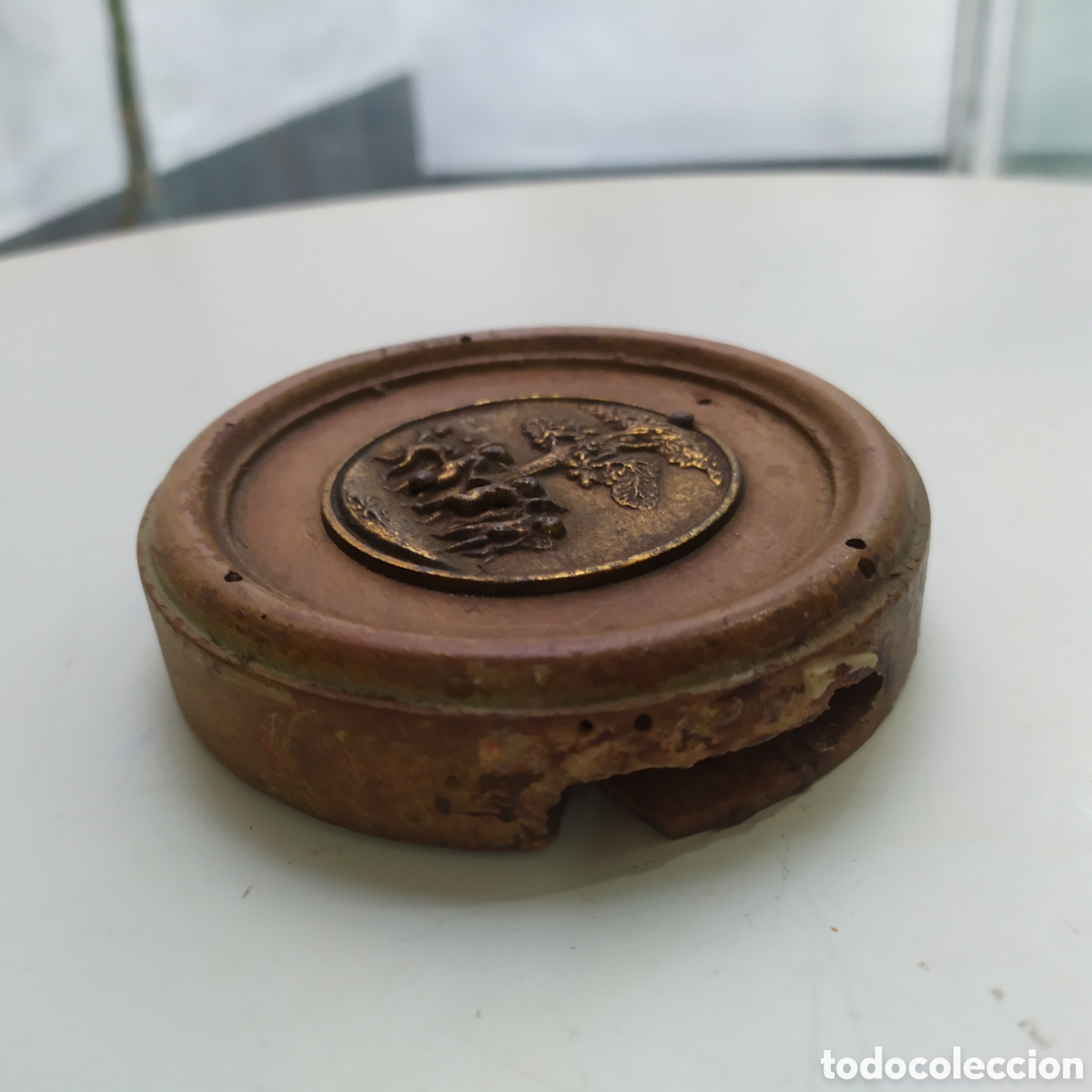 Antig&uuml;edades: Antiguo relieve de broce repujado sobre base de madera - Foto 4