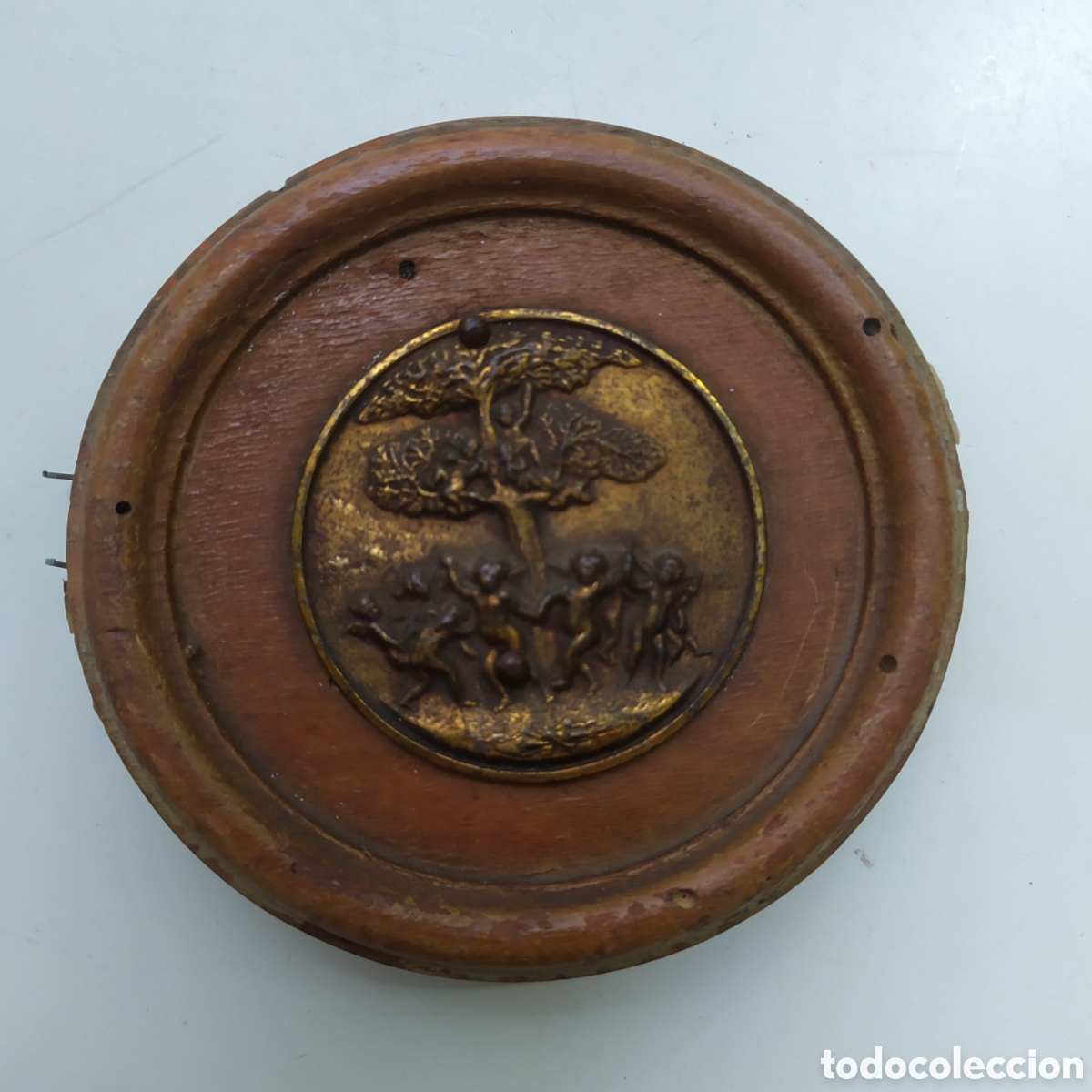 Antig&uuml;edades: Antiguo relieve de broce repujado sobre base de madera - Foto 1
