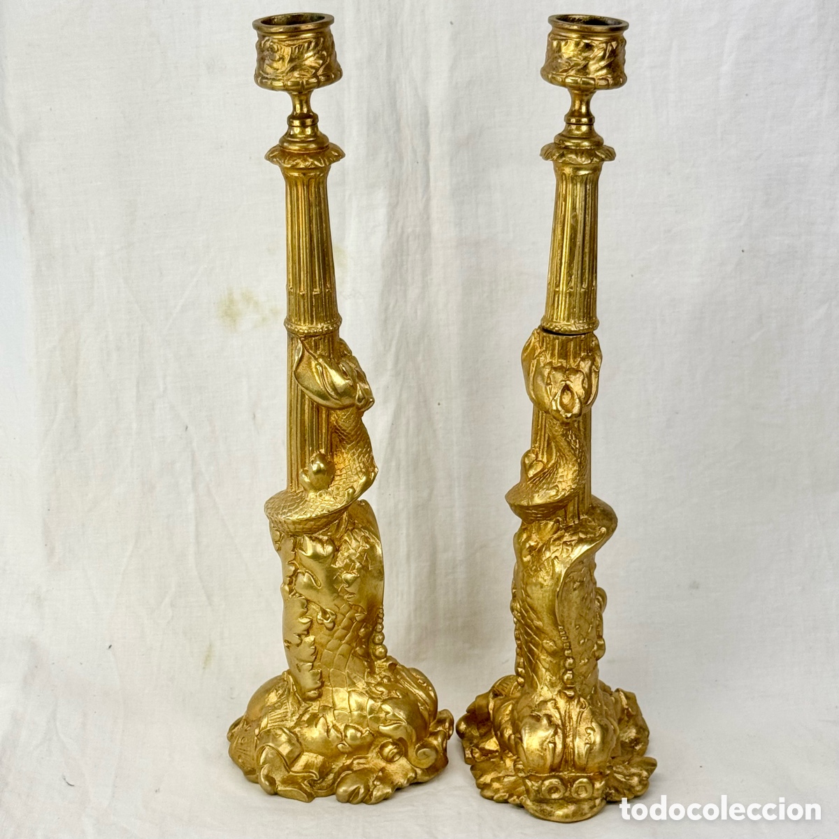 Antiques: ANTIGUA PAREJA CANDELABROS BRONCE NEOCLASICO PORTAVELAS CANDELERO FIGURA SERPIENTE MARINA DELFIN KOI