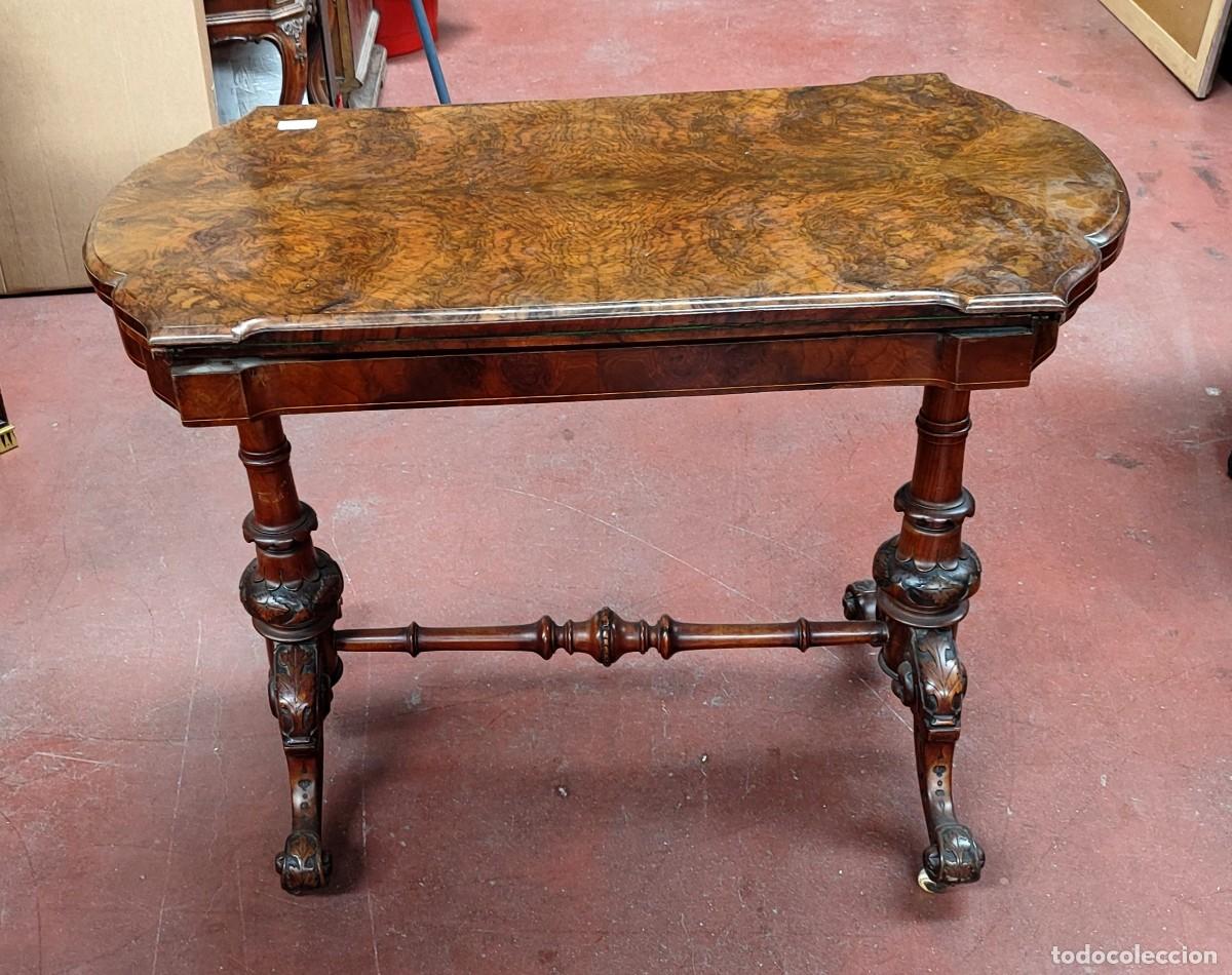 Antig&uuml;edades: Mesa de juego Victoriana, consola, en madera de caoba y tapa en raiz de nogal SXIX