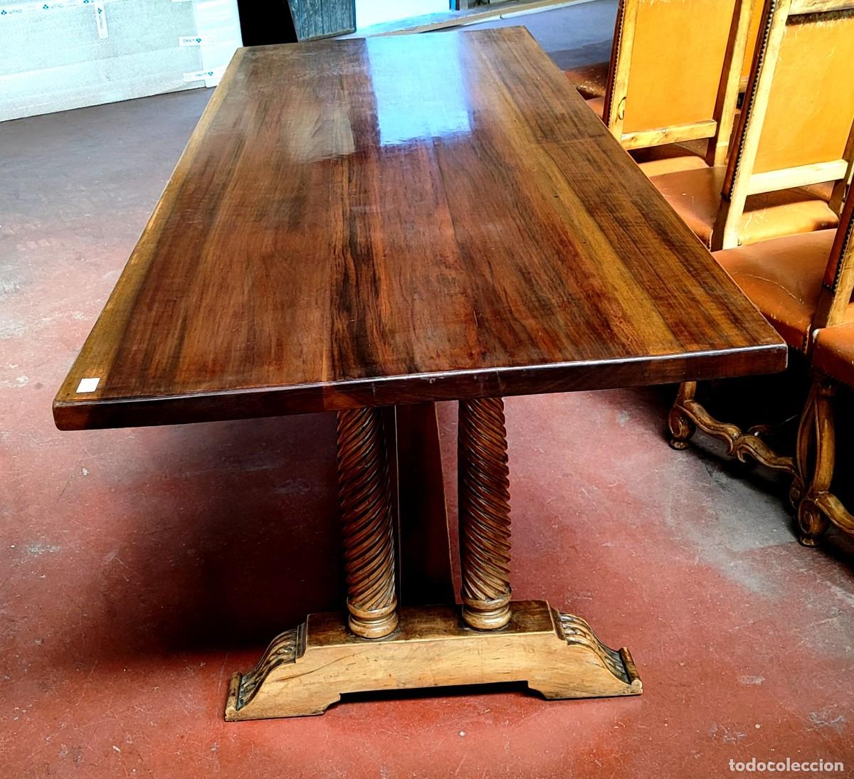 Antig&uuml;edades: Mesa castellana, estilo conventual, pata talla helicoidal, en madera de nogal