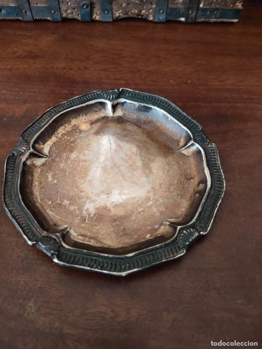 Antig&uuml;edades: Bandejita de plata, sellos estrella y flor de lis. 39 gramos.