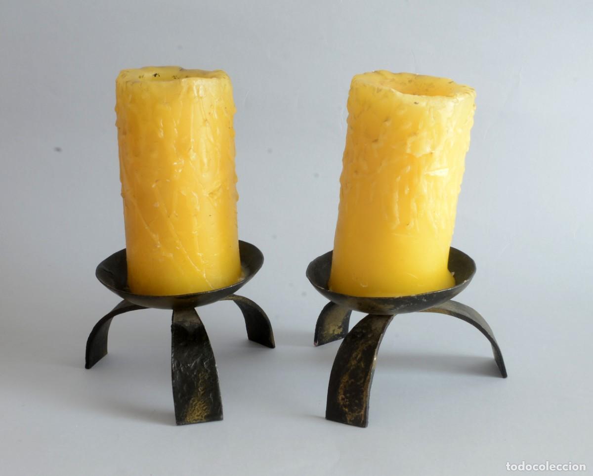 Antig&uuml;edades: Pareja de candelabros tipo brutalista, con velones
