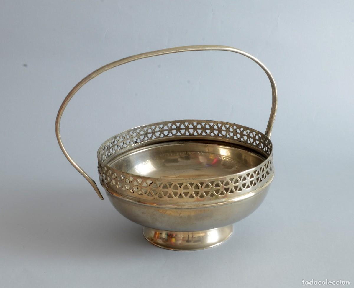 Antig&uuml;edades: Cesta decorativa de metal calado, tono plateado estilo cl&aacute;sico, centros de mesa o arreglos florales