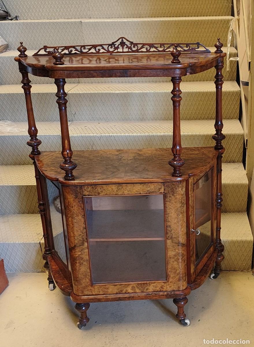 Antig&uuml;edades: Mueble auxiliar, vitrina, consola, victoriano SXIX, en raiz de nogal